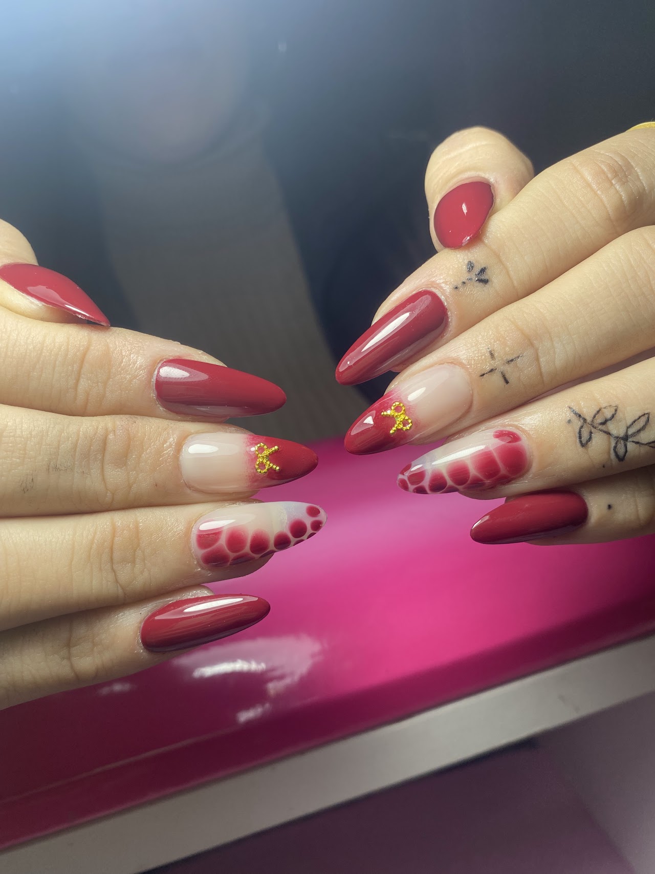 Nail art rojo y dorado realizado en Centro de estética by Nati Alvarez