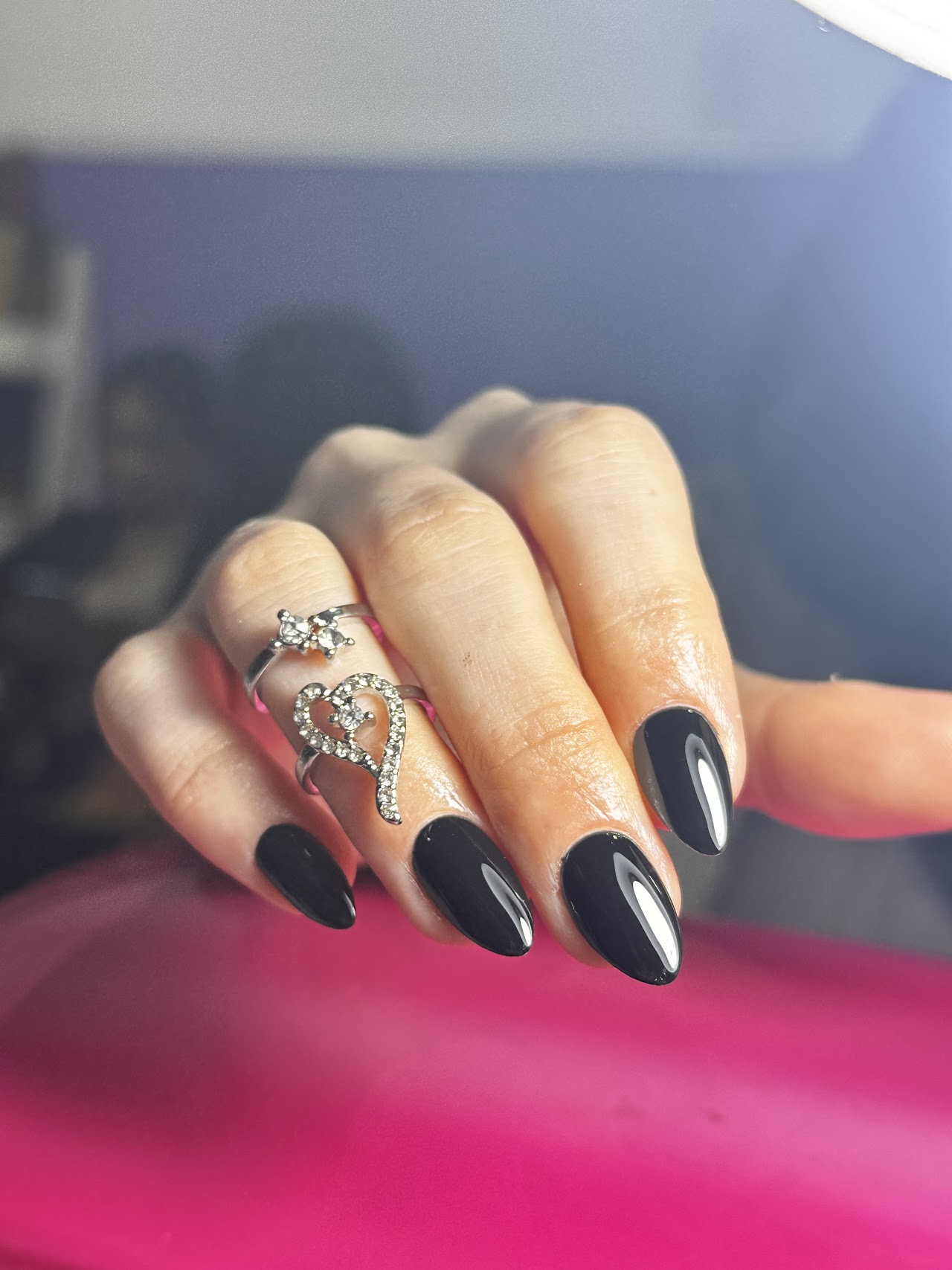 Nail art negro estilo stiletto realizado en Centro de estética by Nati Alvarez