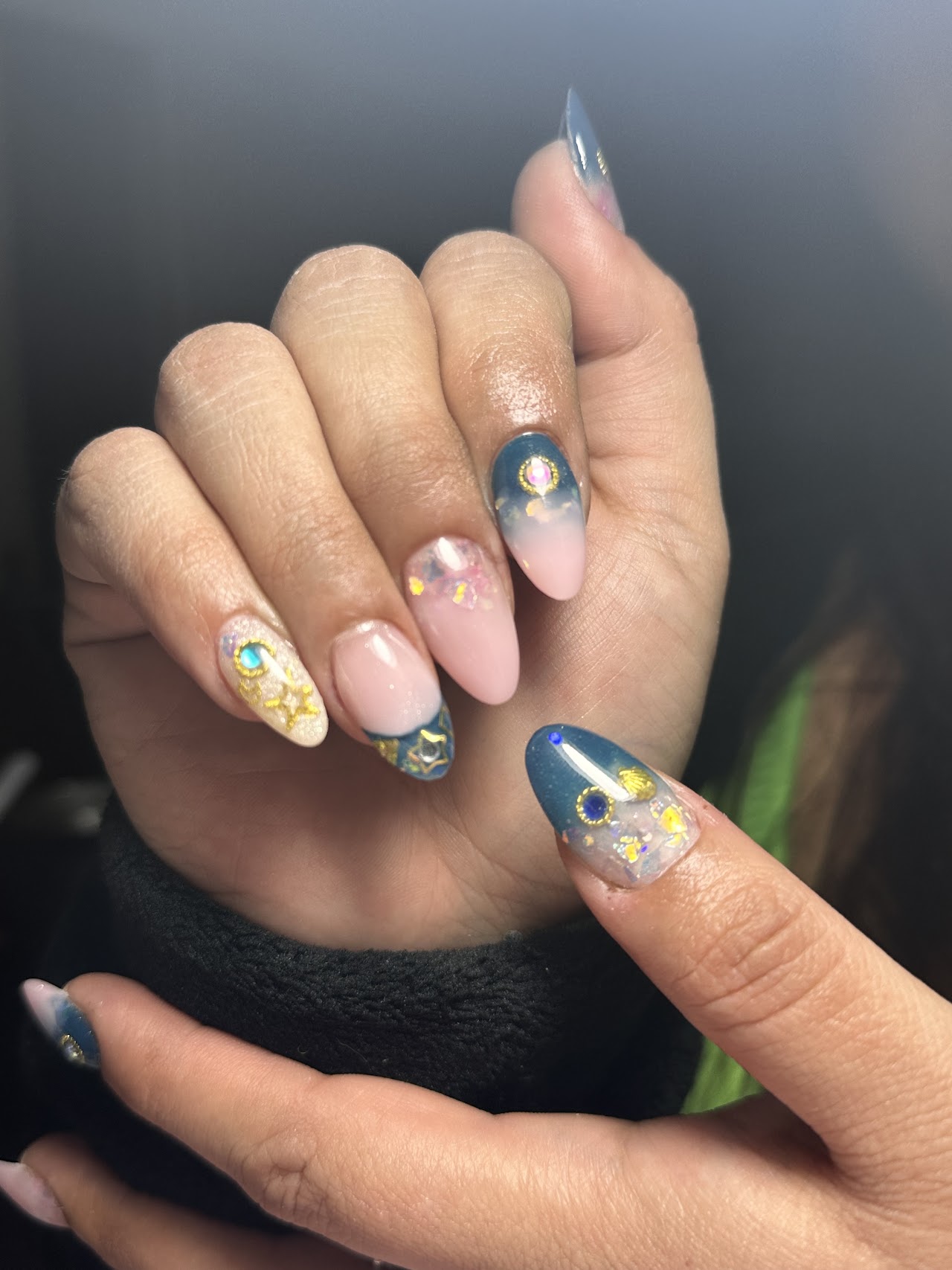 Nail art celeste y dorado con pedrería realizado en Centro de estética by Nati Alvarez