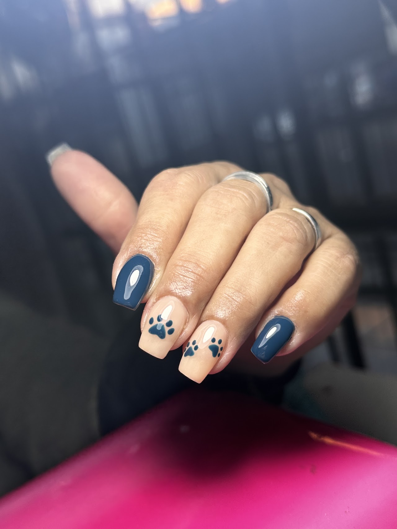 Nail art verde azulado con diseño de huellitas realizado en Centro de estética by Nati Alvarez